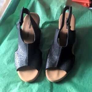 Clarks Black Sandals with Textured Strap VELCRO CLOSURE Size 10 US